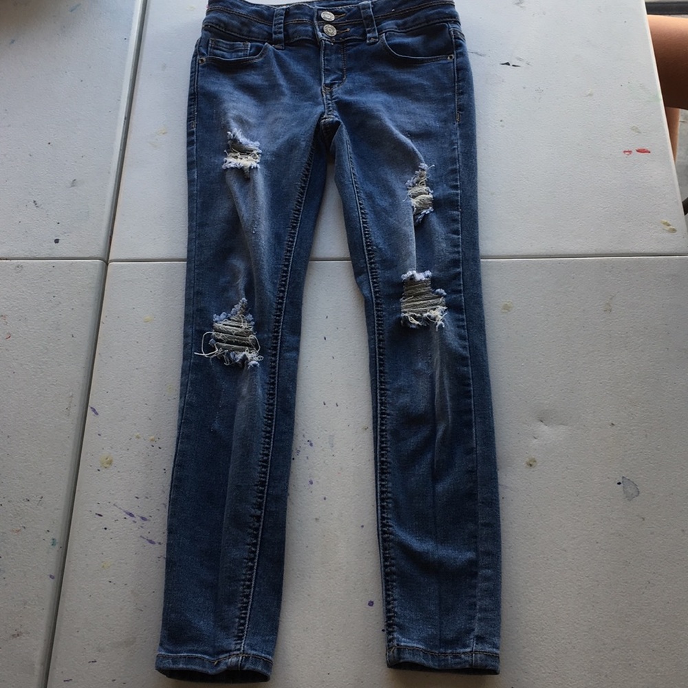 Blue ripped jeans for girls.
